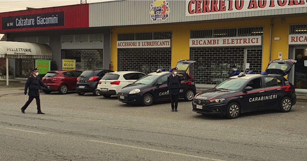 Fermati in auto mentre fumano uno spinello: segnalati e denunciati