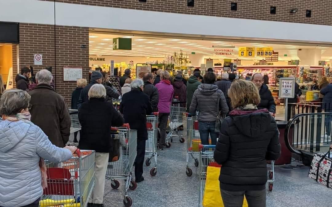 Disinfestazioni aeree e code ai supermercati per accaparramenti: false notizie sui social