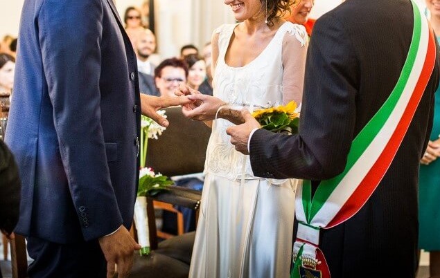 Finto matrimonio con la sposa biellese per far ottenere i documenti a uno straniero