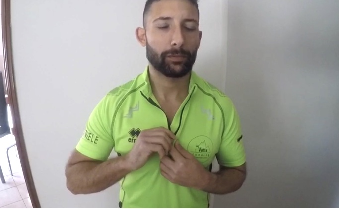 Carabiniere-runner si allena su e giù per le scale di casa: 10 chilometri al giorno -VIDEO