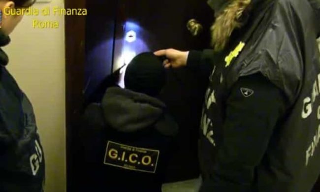 Mascherine, c’é già un primo arresto per turbativa d’asta in un appalto Consip da 15.8 milioni di euro