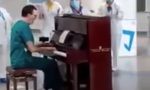 Medici e infermieri di Biella cantano Baglioni nell'atrio dell'Ospedale VIDEO