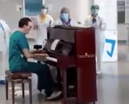 Medici e infermieri di Biella cantano Baglioni nell’atrio dell’Ospedale VIDEO