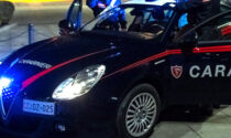 Fugge dai carabinieri verso Cossato senza patente e con due coltelli a serramanico: arrestato