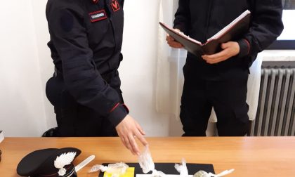 A spasso di sera con addosso 50 grammi di droga: giovane denunciato dai carabinieri