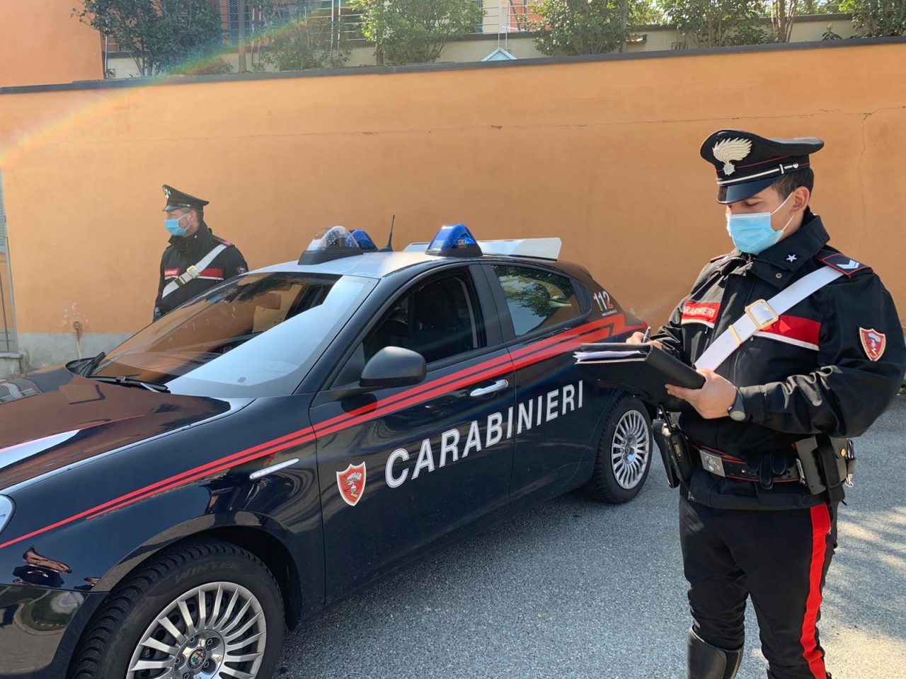 “C’è una fuga di gas” e derubano degli anziani di soldi e oggetti in oro