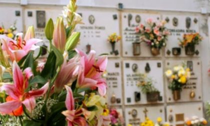 Cimitero chiuso, il Comune manda volontari a innaffiare i fiori