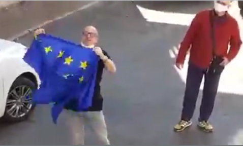I biellesi di Forza Nuova tentano di bruciare bandiera dell’Europa. L’esperimento è un disastro – VIDEO