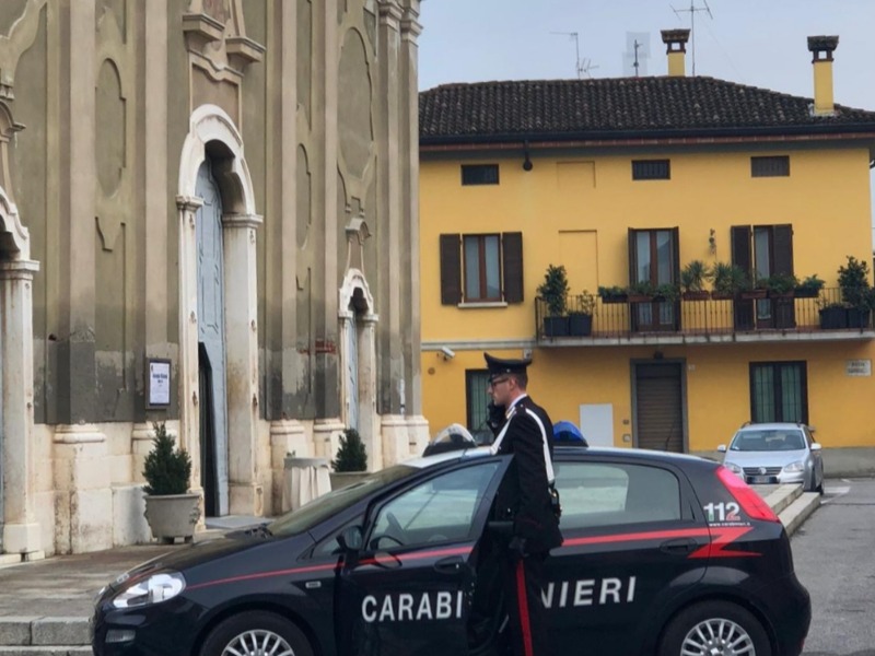Derubata del borsello mentre si trova… in chiesa