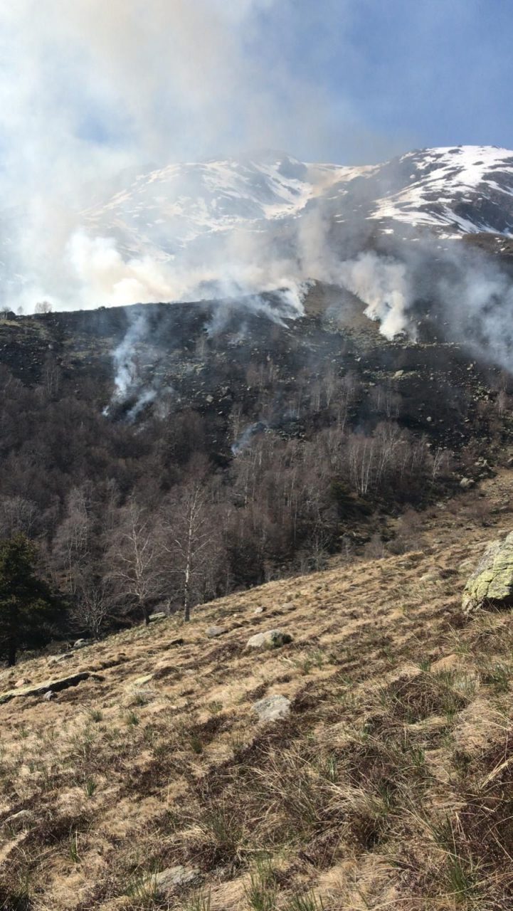 Spento l’incendio doloso del Mombarone: indagano i Carabinieri forestali
