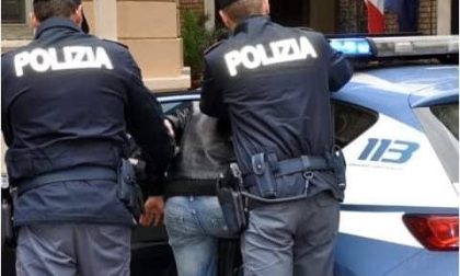 Ubriaco aggredisce un giovane e i poliziotti in piazza Duomo