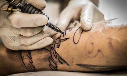 L'asta benefica dei tatuatori del Biellese: 1.930 euro per l'ospedale
