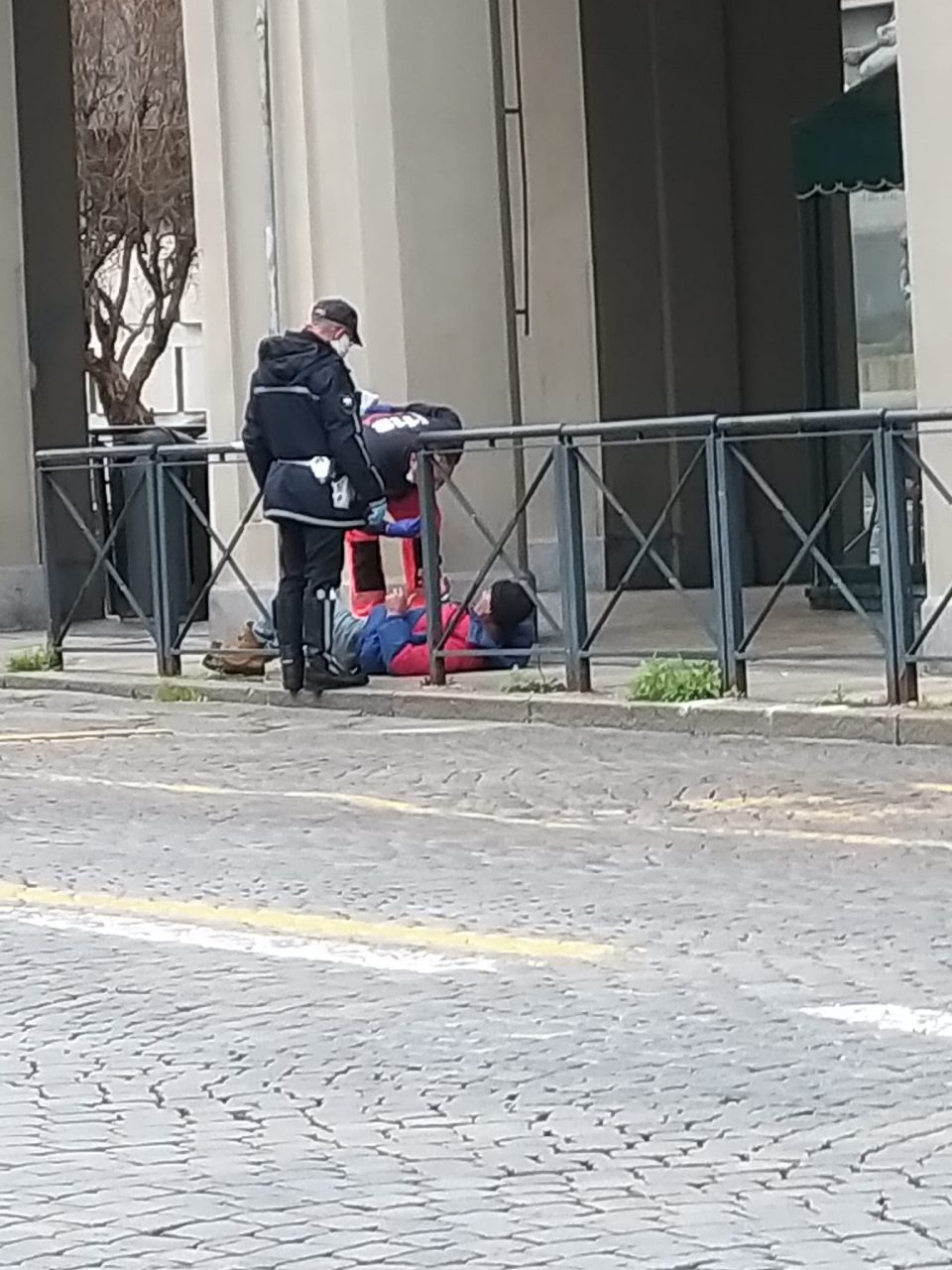 Ubriachi in giro per la città: in due soccorsi in piazza Vittorio Veneto e in stazione