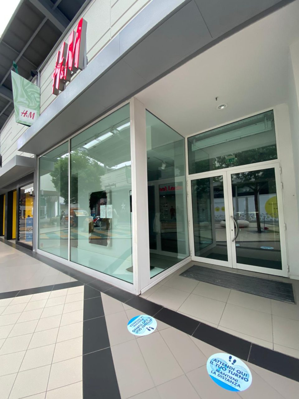 Shopping precluso nei centri commerciali in zona gialla: è protesta