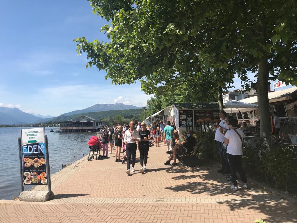 “Libera tutti” al lago: prima folla, ma non troppa