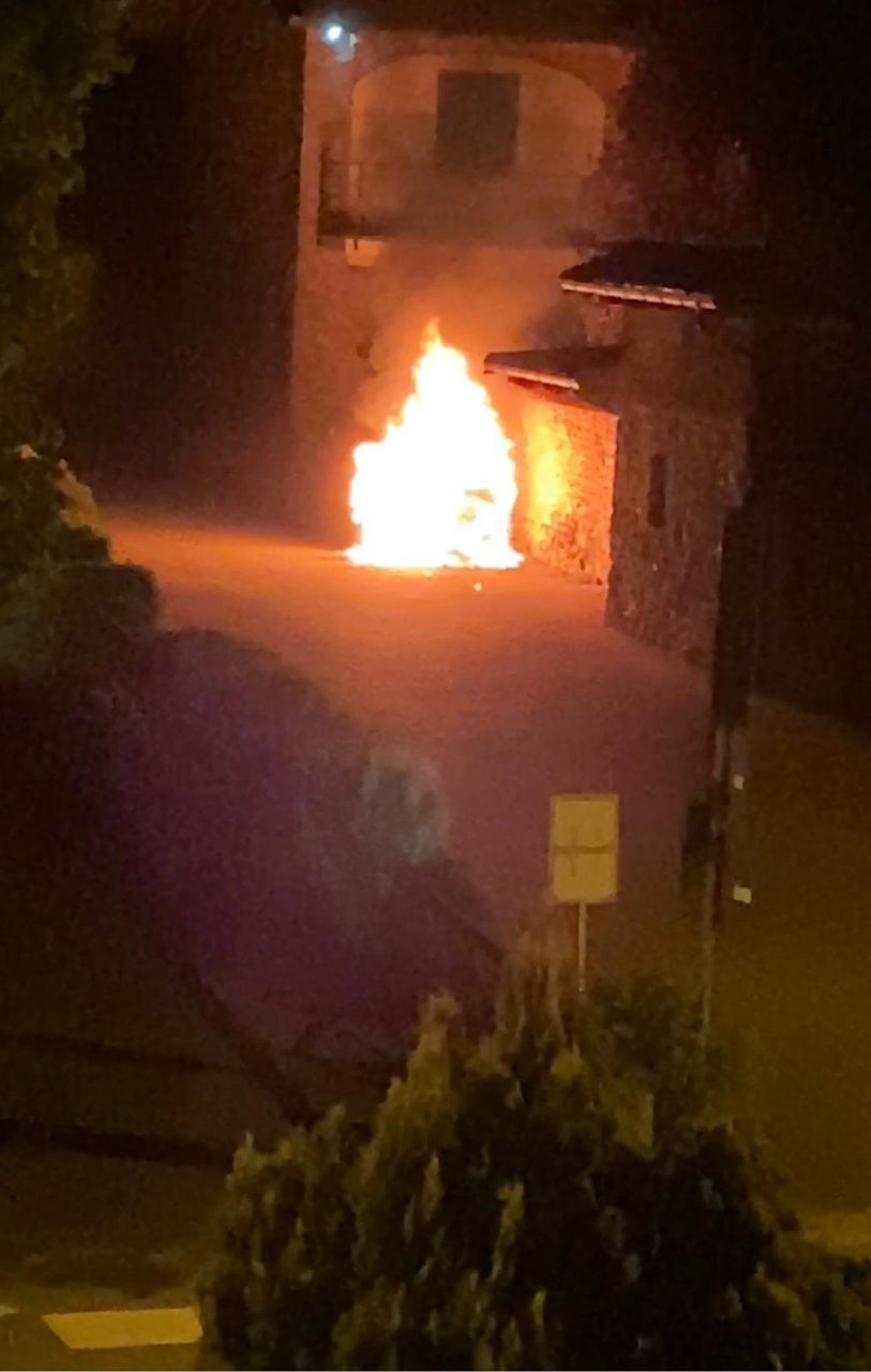 Incendio distrugge un’auto a Gaglianico