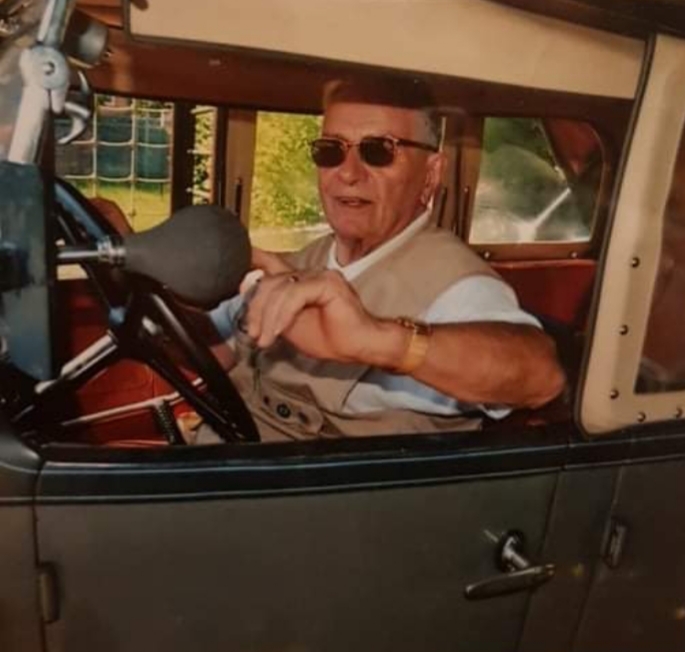 Addio a Mario Cariola, l’ultimo saluto dalle sue amate auto d’epoca