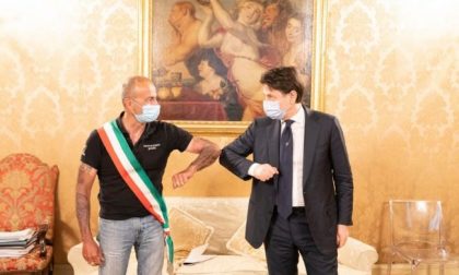 Sindaco in bici a Roma per incontrare Conte: "Gli ho restituito i 600 euro"