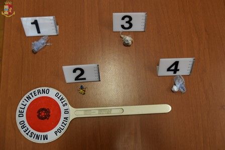 Inseguito in stazione, getta la droga tra i binari: fermato e denunciato