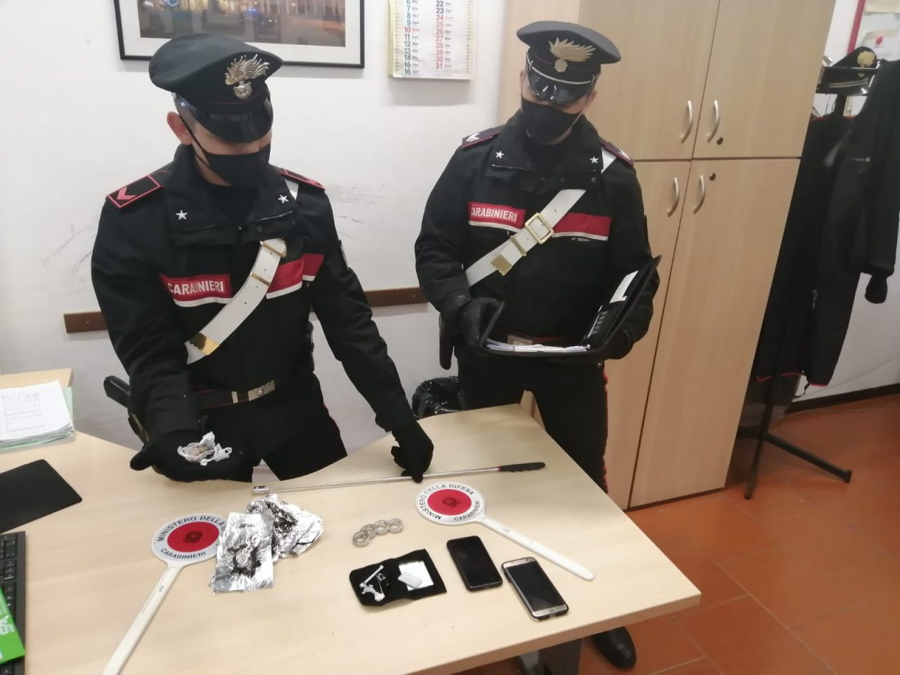 Eroina nascosta nel cruscotto dell’auto, trentenni denunciati a Cossato