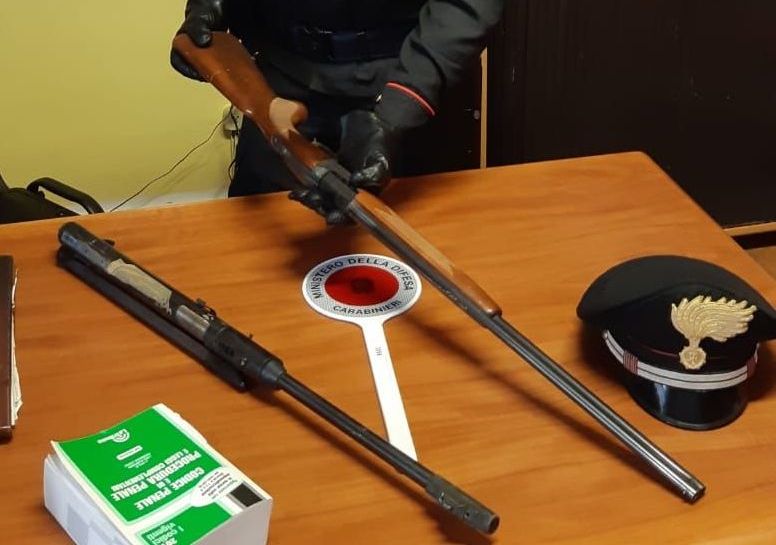 Deteneva in casa pistole e fucili in modo illegittimo: denunciato dai Carabinieri