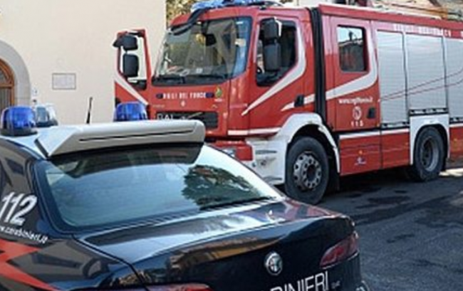 Auto si ribalta contro un muretto, illeso il conducente