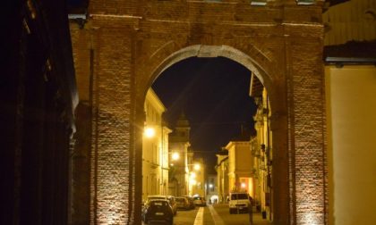 Nuove luci per la porta della Torrazza al Piazzo - FOTO