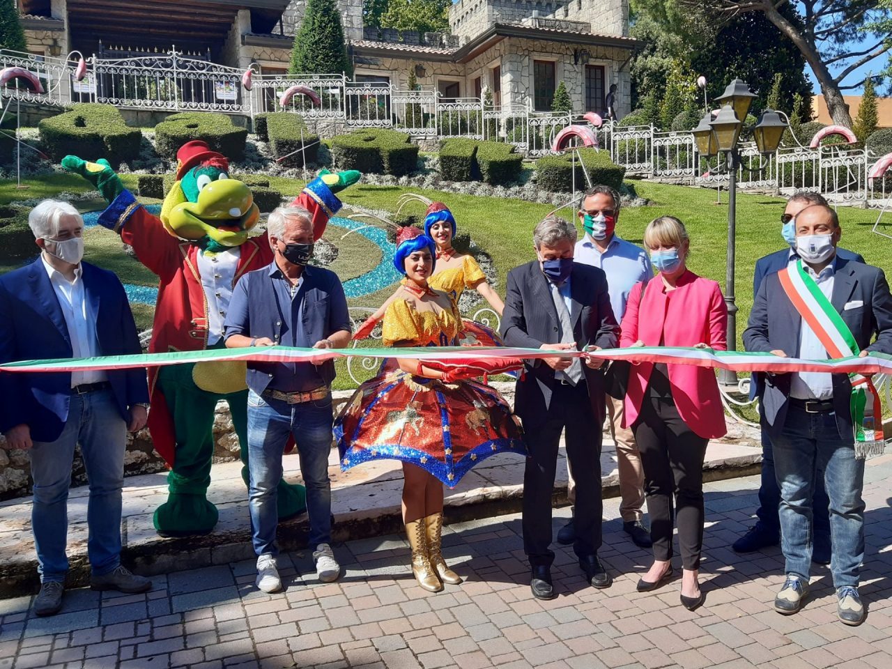 Sulle panchine a distanziamento sociale di Gardaland ci si può anche confessare VIDEO