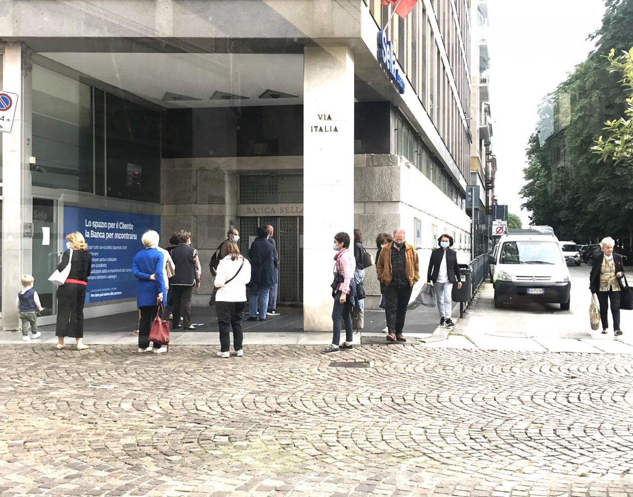 Imu,  in coda fuori dalla banca per il pagamento della tassa