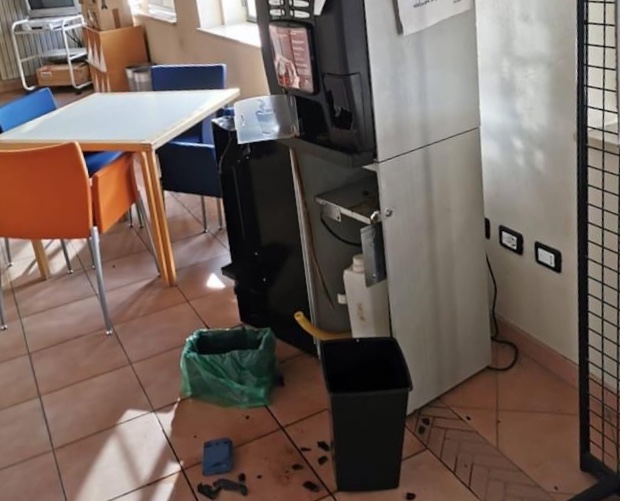 Furto nella biblioteca, riapertura in forse
