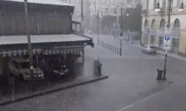 Maltempo nel Torinese, 80 mm di pioggia in pochi minuti e strade allagate VIDEO