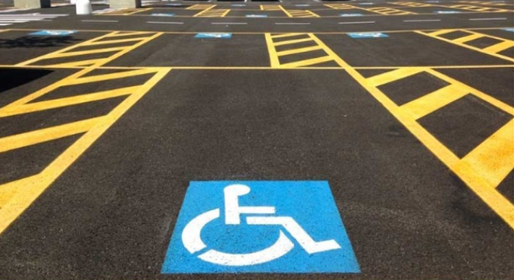 Parcheggia nel posto del supermercato riservato ai disabili: multato 36enne