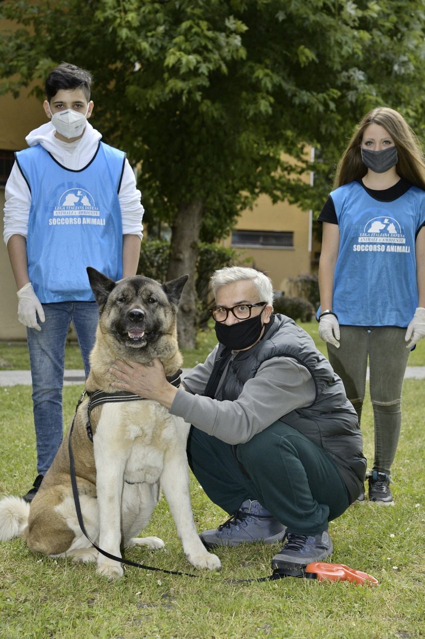 Colpito dal Covid si rifiutava di andare in ospedale per non separarsi dal cane. Ora sono di nuovo insieme VIDEO