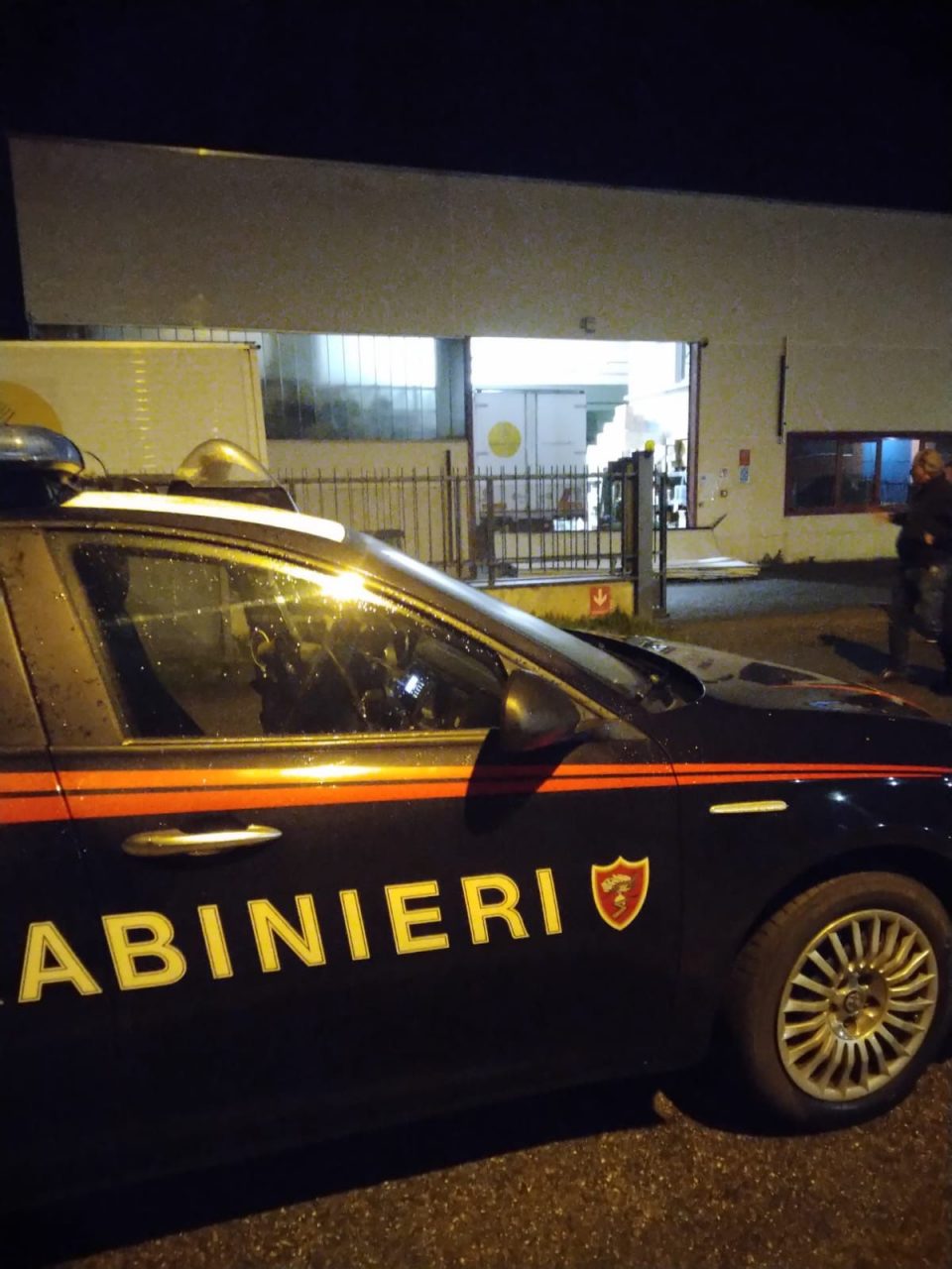 Non riesce il furto in un magazzino tessile: arrivano i carabinieri, ladri in fuga