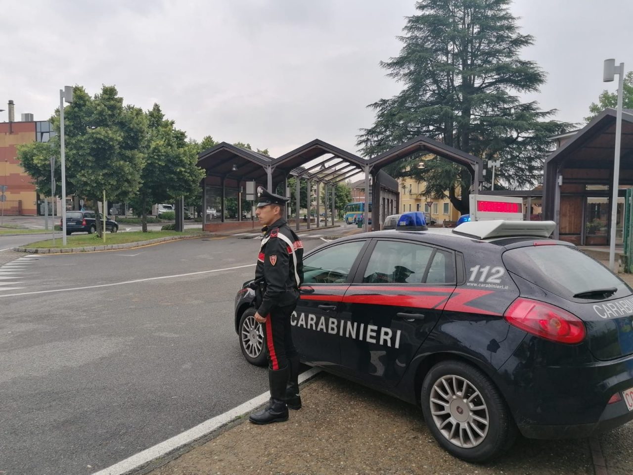 Cercava di rapinare anziane cossatesi minacciandole con un coltello: identificato e denunciato un minorenne