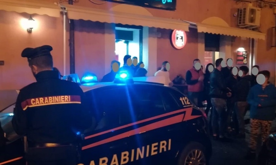 Ragazzi esagerano fuori dal Bar e arriva la reprimenda dei Carabinieri