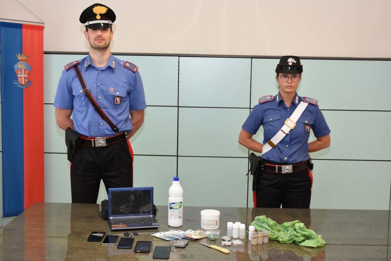 Casa trasformata in minimarket della droga: giovane di 21 anni arrestato dai carabinieri
