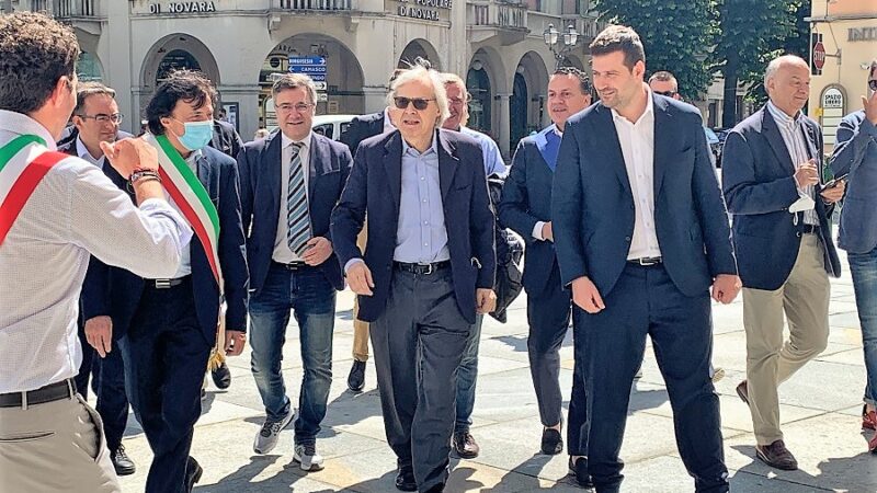 “Chi non viene a Varallo capra è”. Vittorio Sgarbi lancia la lotteria Vacanze in Valsesia