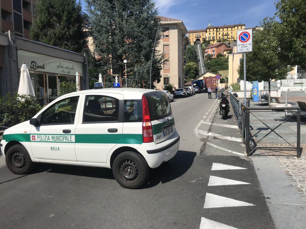 Camion a rimorchio incastrato in piazza Curiel