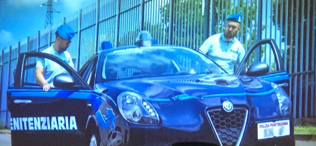 Famigliari di detenuti lanciano droga e telefonini all’interno del carcere