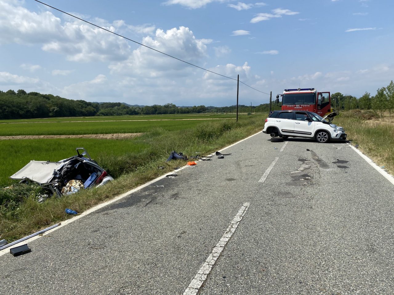 Terribile schianto tra due auto a Salussola: una donna di 59 anni morta e due feriti