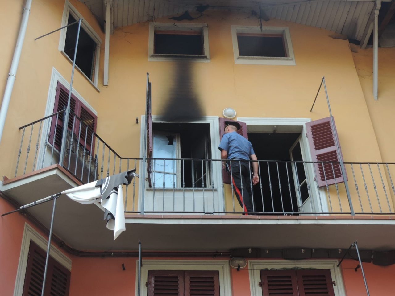 Incendia l’appartamento del vicino dopo un litigio: arrestato