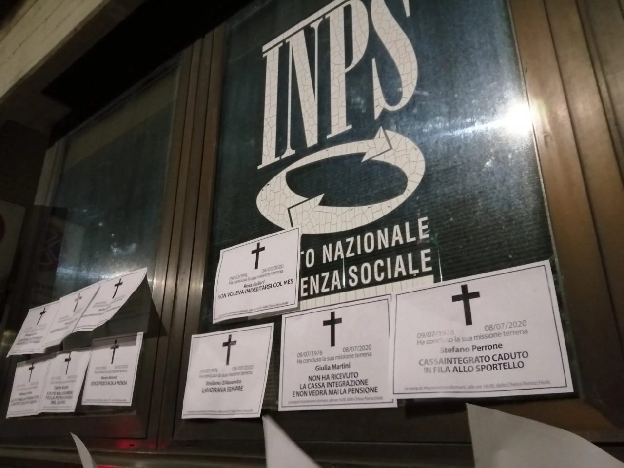 Necrologi fuori dalla sede Inps “atto vandalico”