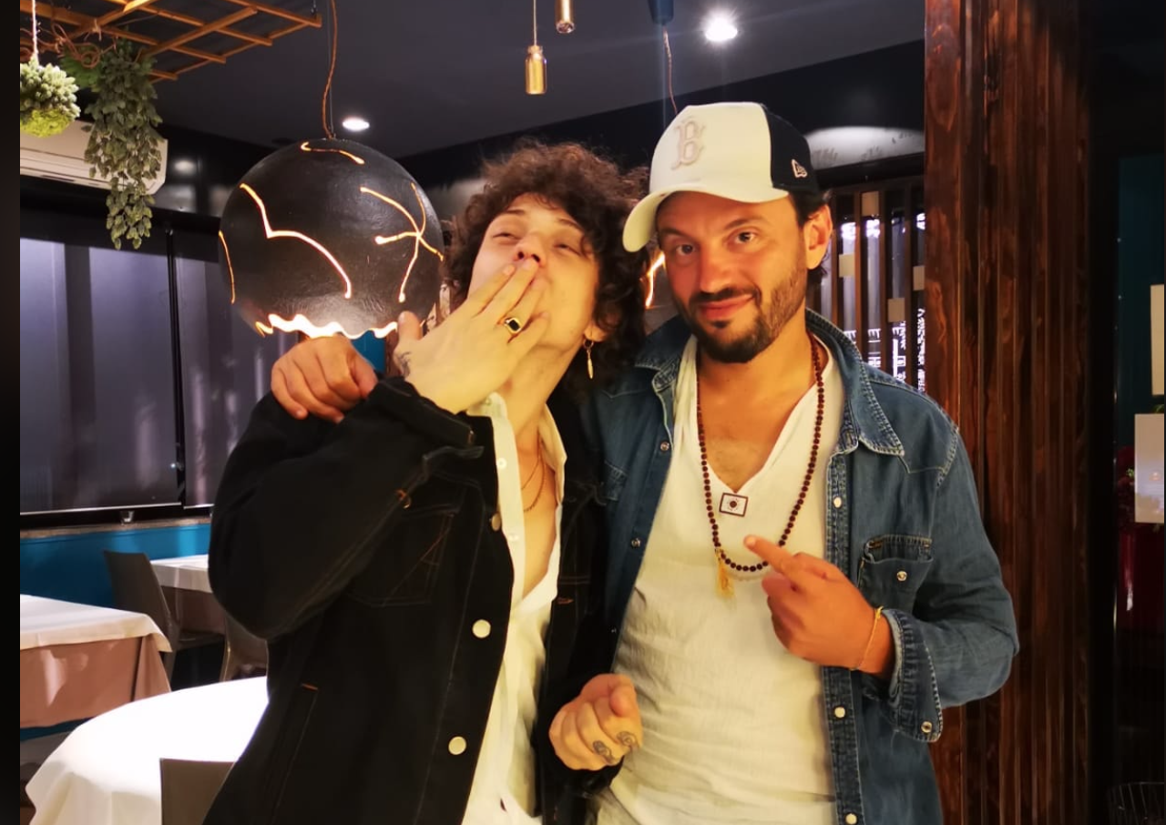 Il cantante Irama, dalla cima delle classifiche alla cena nel Biellese