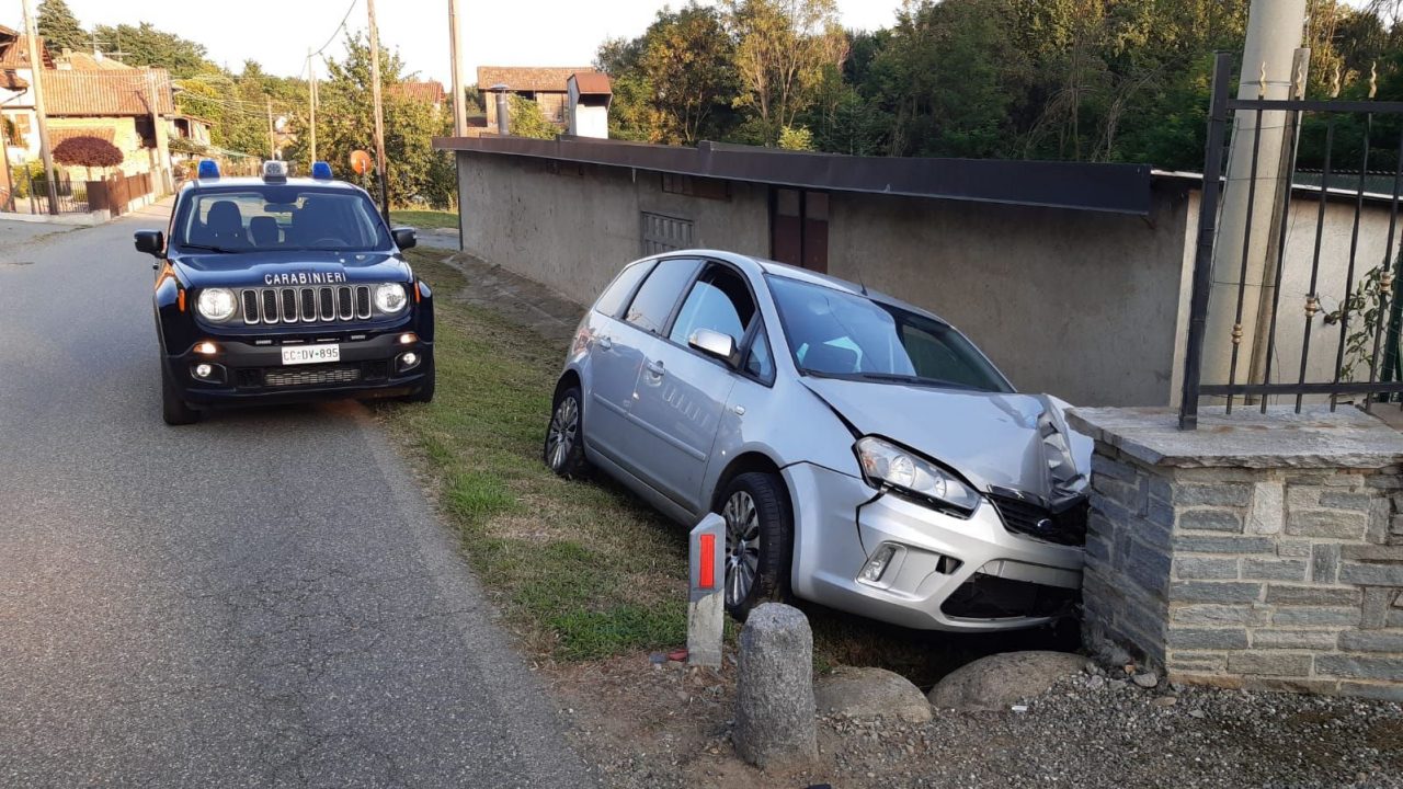 Contro un muro con l’auto a Valle San Nicolao