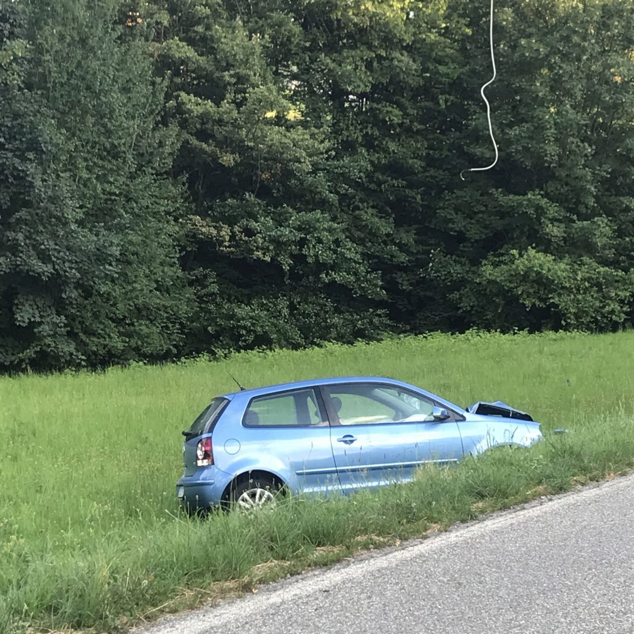 Ferito nell’auto finita contro un palo della luce e fuori strada