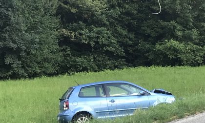 Ferito nell'auto finita contro un palo della luce e fuori strada