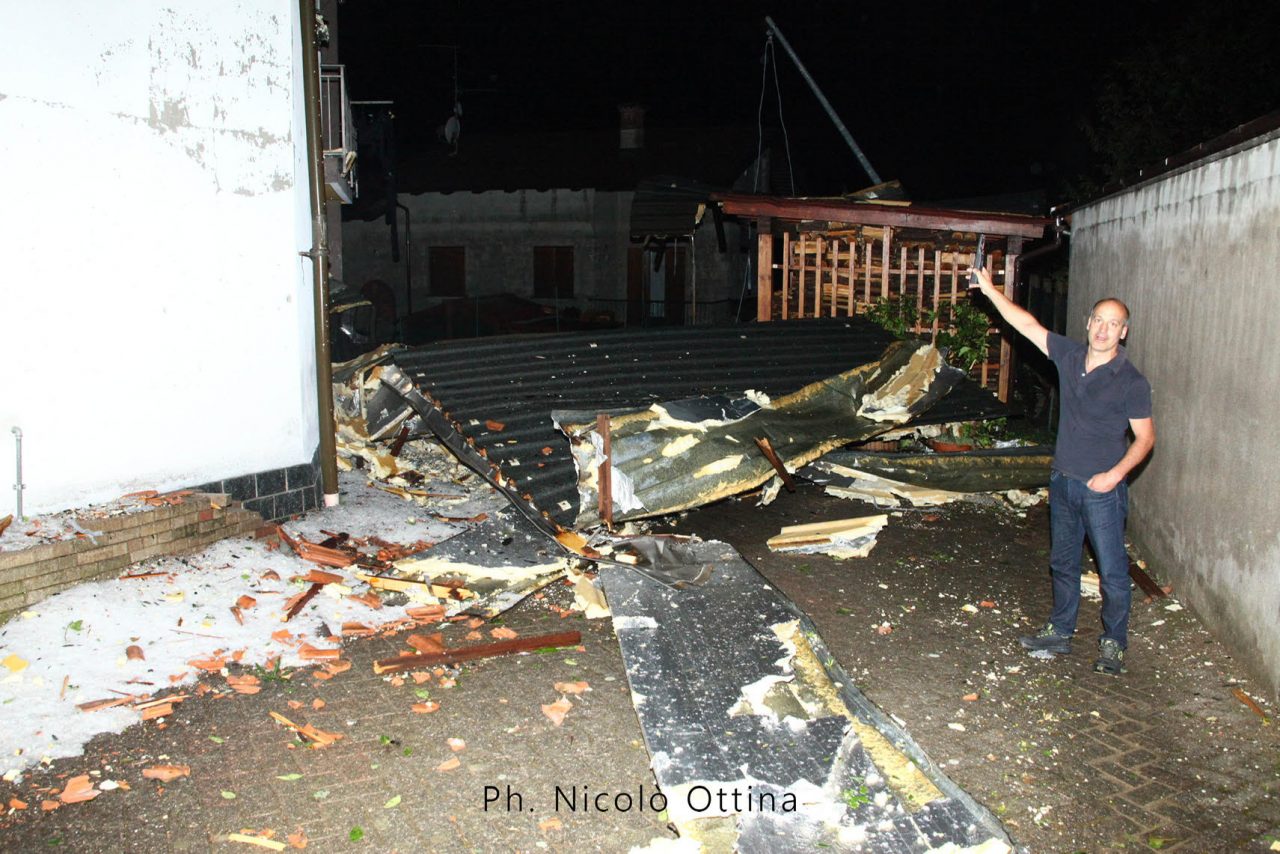 Tromba d’aria e grandine, il maltempo fa disastri a Cossato FOTO