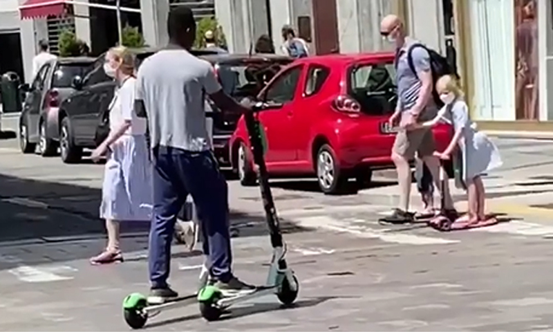 In auto si scontra col monopattino: ferito ragazzo di 16 anni che perde un dente