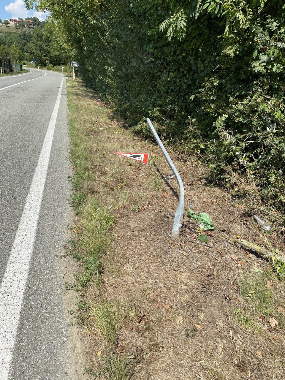 “Pirata” della strada in fuga dopo lo scontro, ma perde la targa